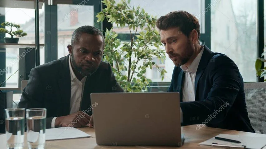 Professionista che lavora al computer con documenti contabili